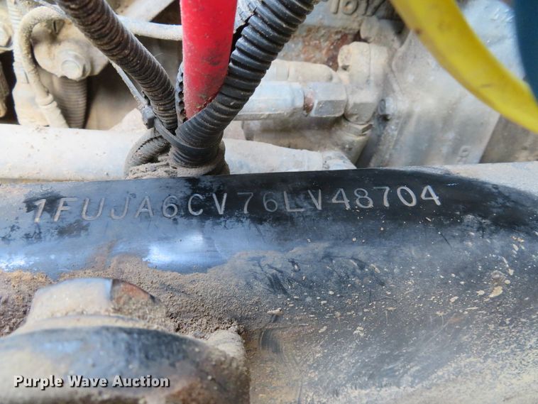 image for item DE8222 2006 Freightliner Columbia semi truck