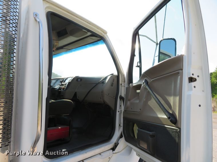 image for item DE8224 2004 Sterling A-Line semi truck