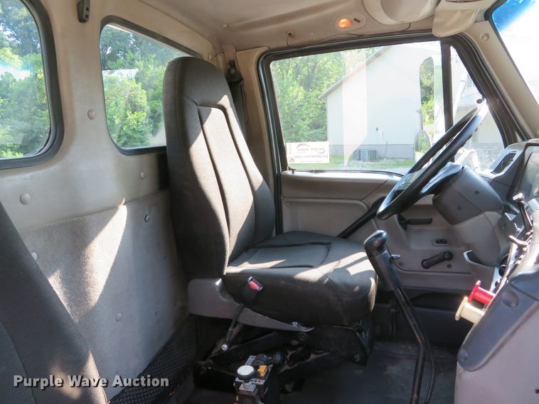 image for item DE8224 2004 Sterling A-Line semi truck