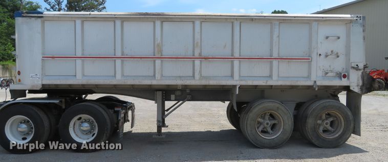 image for item DE8225 1997 East end dump trailer