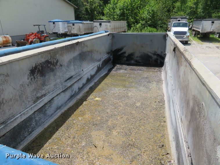 image for item DE8225 1997 East end dump trailer