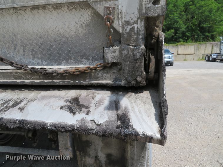 image for item DE8225 1997 East end dump trailer