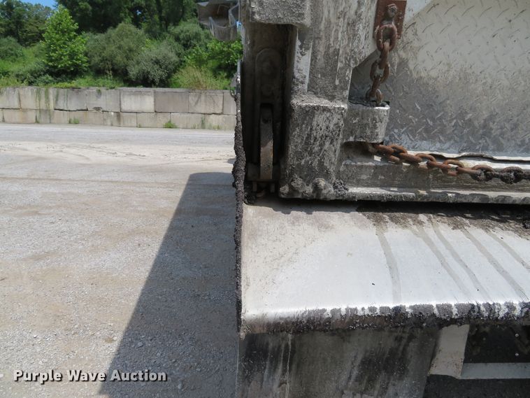 image for item DE8225 1997 East end dump trailer