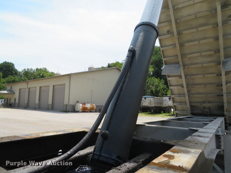 image for item DE8225 1997 East end dump trailer