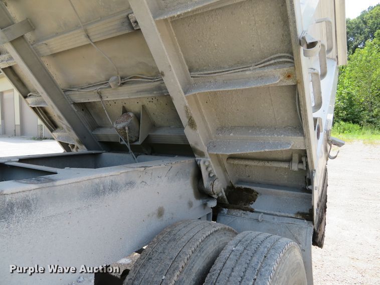 image for item DE8225 1997 East end dump trailer