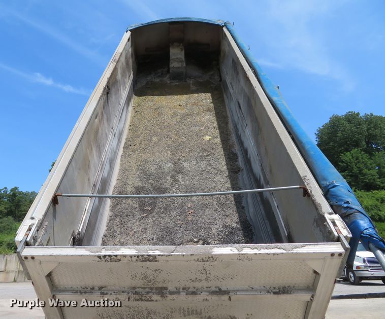 image for item DE8225 1997 East end dump trailer