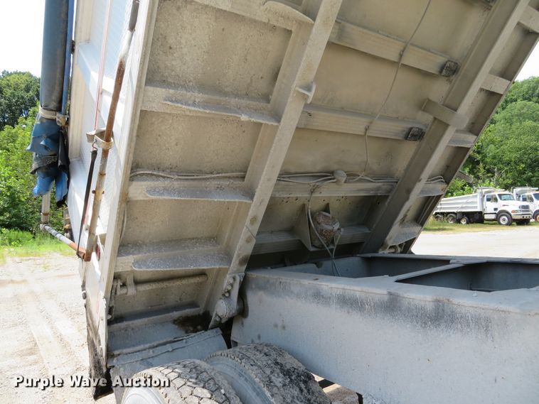 image for item DE8225 1997 East end dump trailer