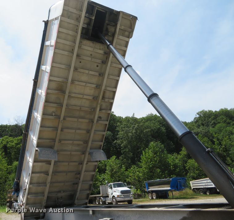 image for item DE8225 1997 East end dump trailer