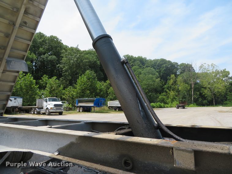 image for item DE8225 1997 East end dump trailer