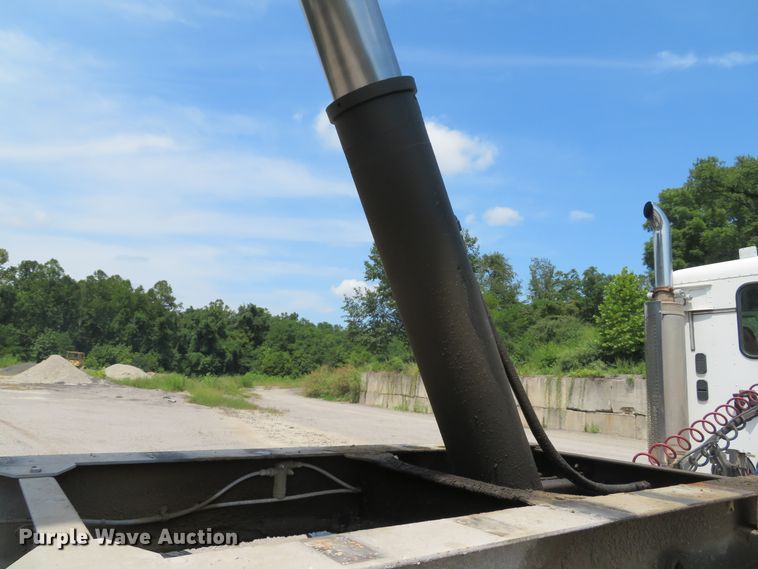 image for item DE8225 1997 East end dump trailer