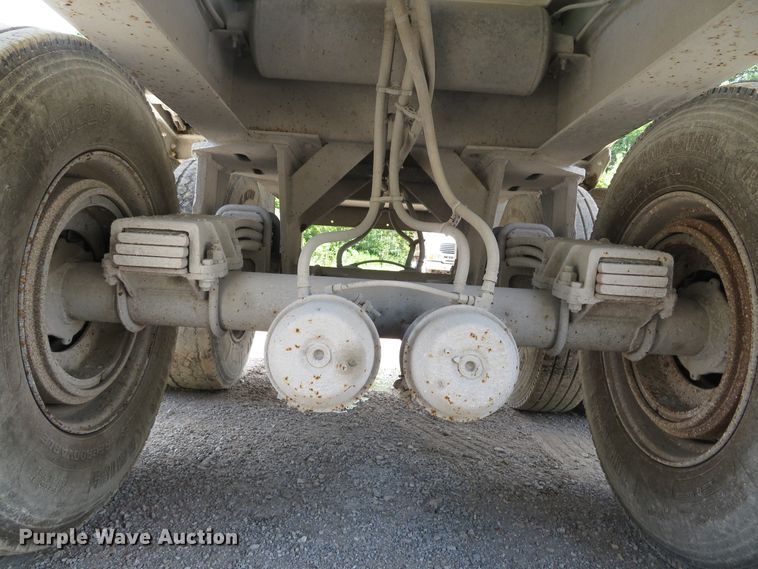 image for item DE8225 1997 East end dump trailer