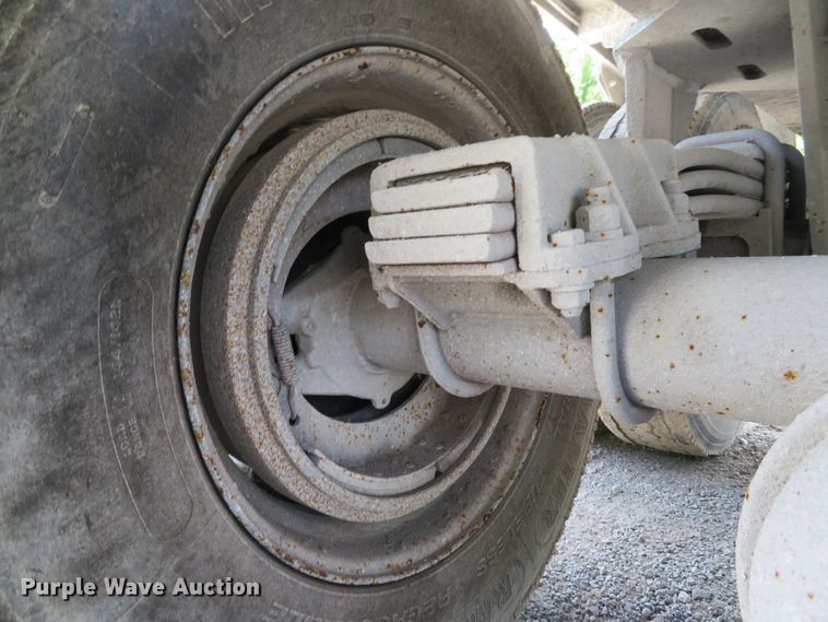 image for item DE8225 1997 East end dump trailer