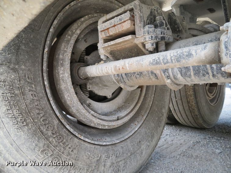 image for item DE8225 1997 East end dump trailer