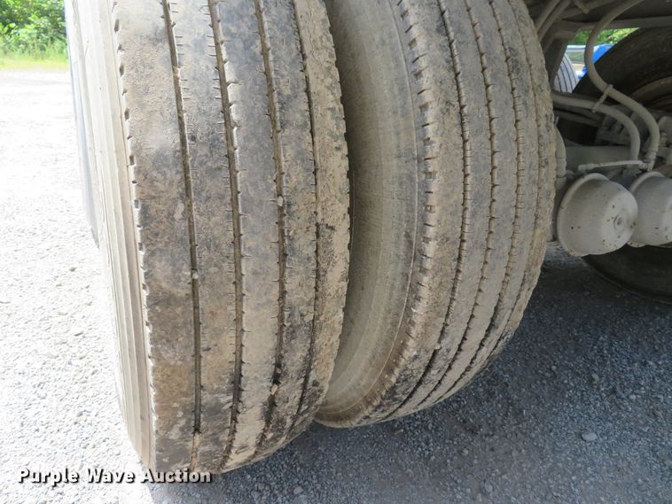 image for item DE8225 1997 East end dump trailer