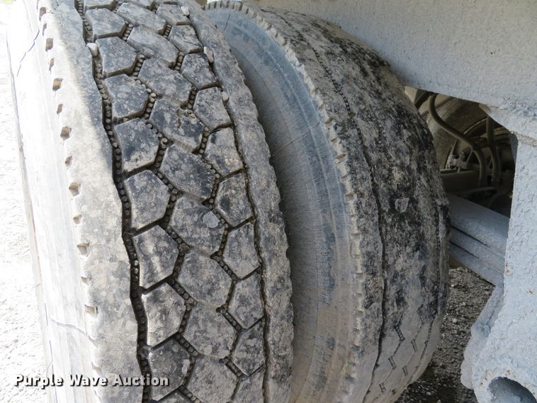 image for item DE8225 1997 East end dump trailer