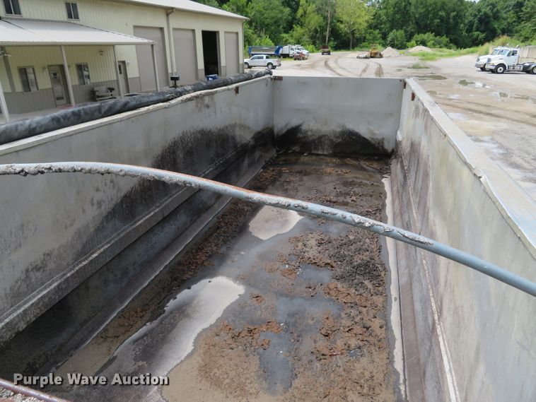 image for item DE8226 1992 East end dump trailer