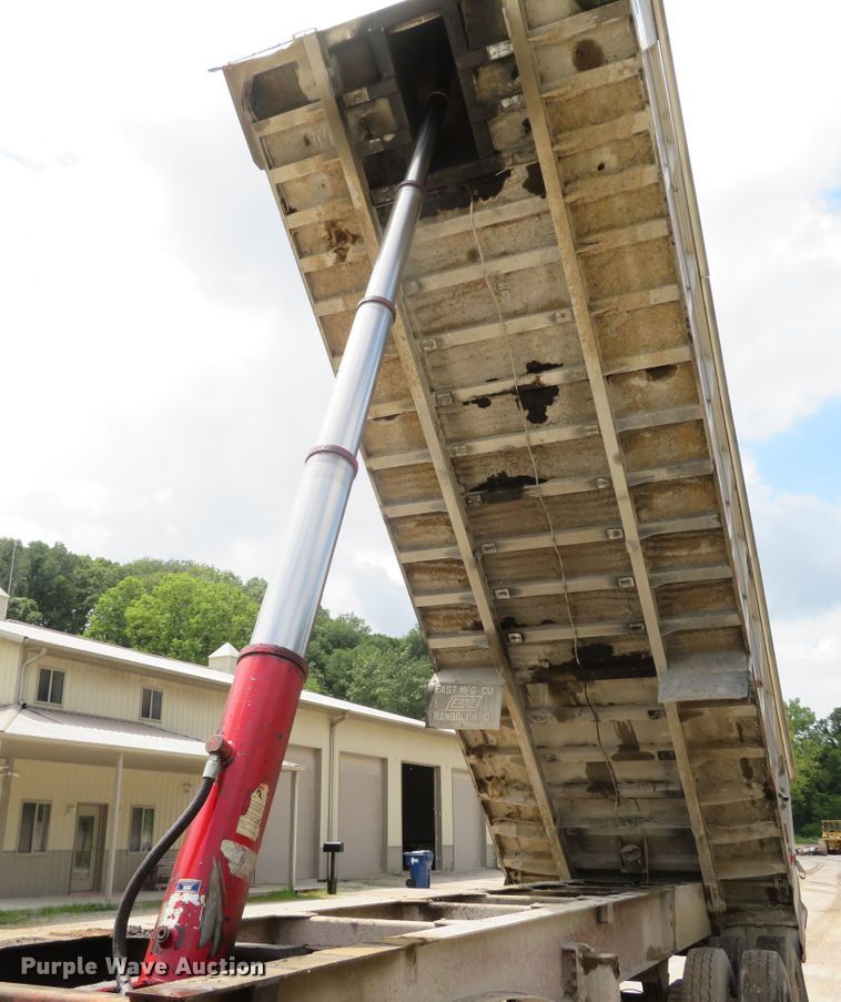 image for item DE8226 1992 East end dump trailer