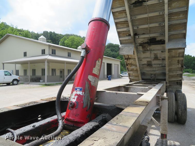 image for item DE8226 1992 East end dump trailer