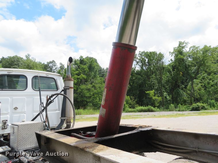 image for item DE8226 1992 East end dump trailer