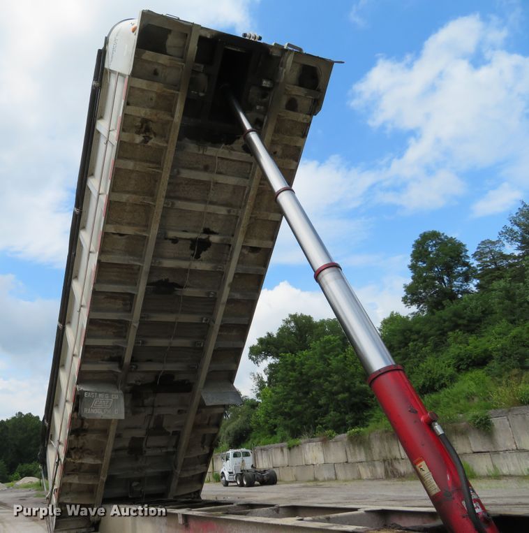 image for item DE8226 1992 East end dump trailer