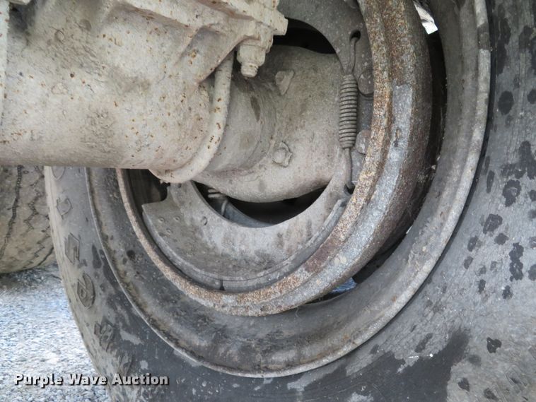 image for item DE8226 1992 East end dump trailer