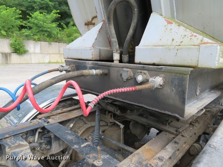 image for item DE8227 2005 Bibeaut Schien 27SD end dump trailer