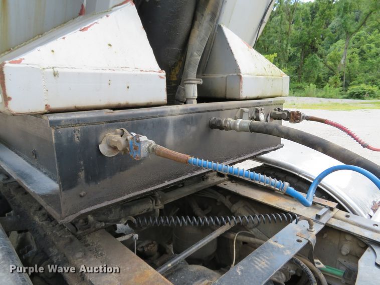 image for item DE8227 2005 Bibeaut Schien 27SD end dump trailer