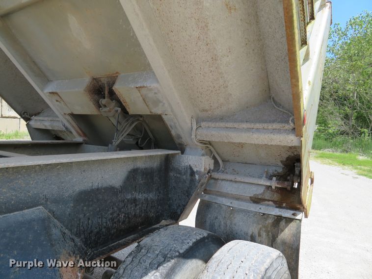 image for item DE8227 2005 Bibeaut Schien 27SD end dump trailer