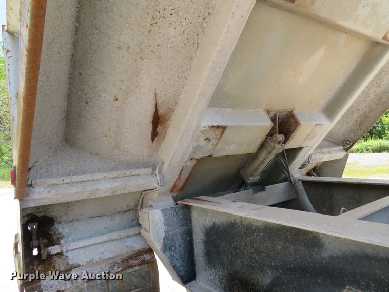 image for item DE8227 2005 Bibeaut Schien 27SD end dump trailer