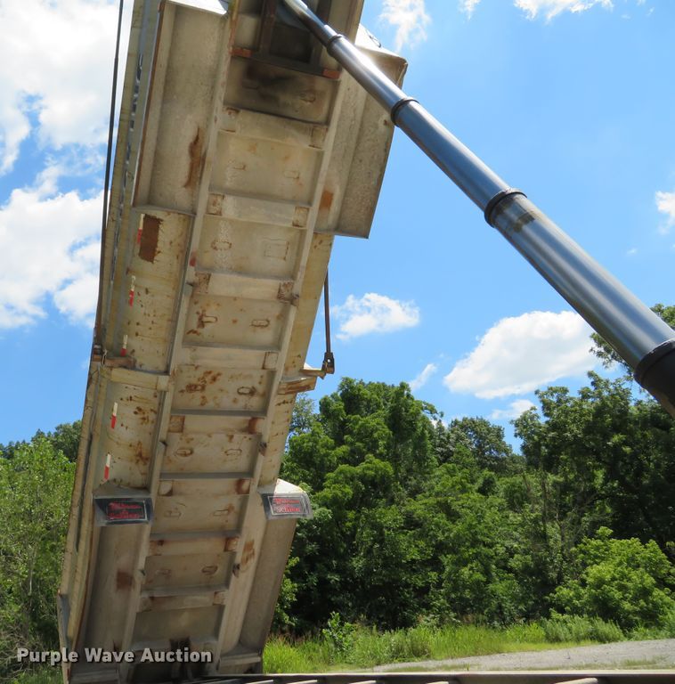 image for item DE8227 2005 Bibeaut Schien 27SD end dump trailer