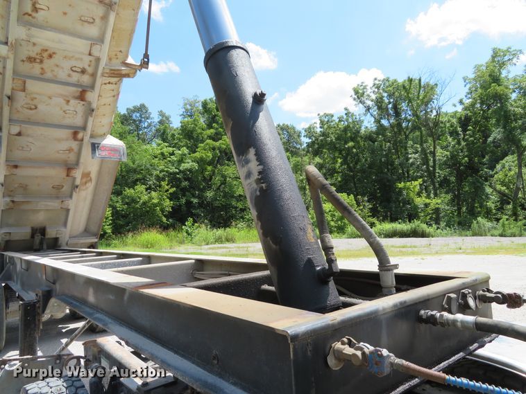 image for item DE8227 2005 Bibeaut Schien 27SD end dump trailer