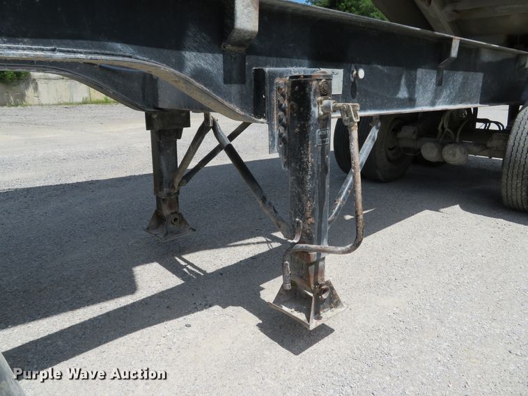 image for item DE8227 2005 Bibeaut Schien 27SD end dump trailer