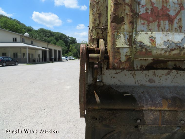 image for item DE8227 2005 Bibeaut Schien 27SD end dump trailer