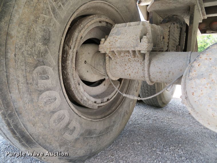 image for item DE8227 2005 Bibeaut Schien 27SD end dump trailer