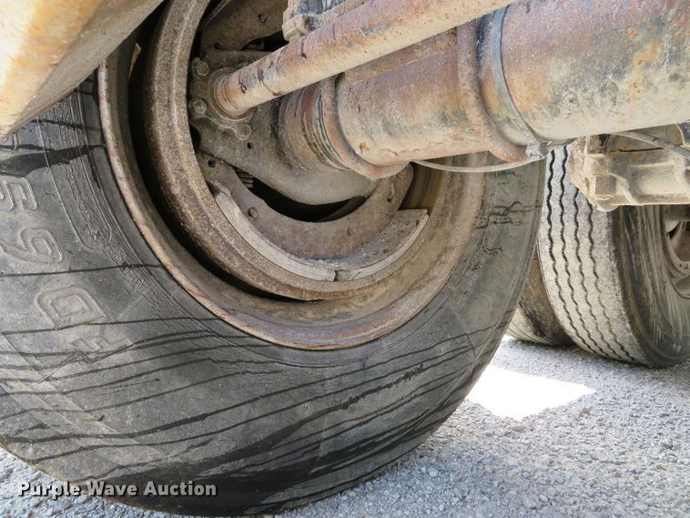 image for item DE8227 2005 Bibeaut Schien 27SD end dump trailer