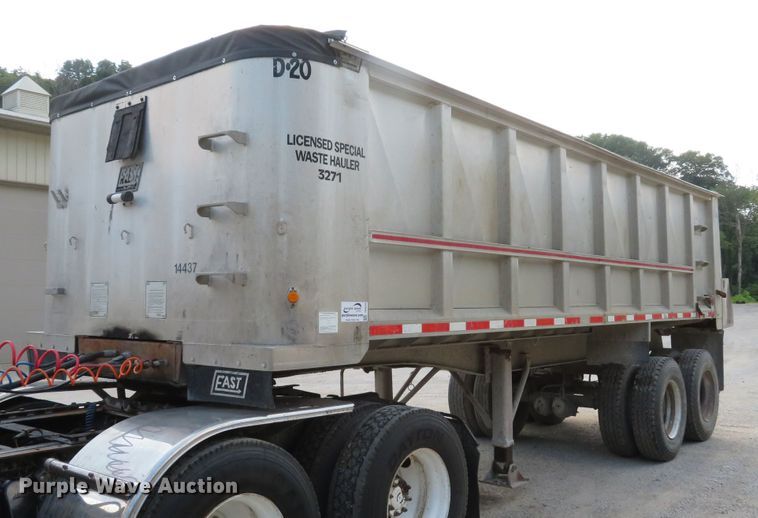image for item DE8228 1993 East end dump trailer