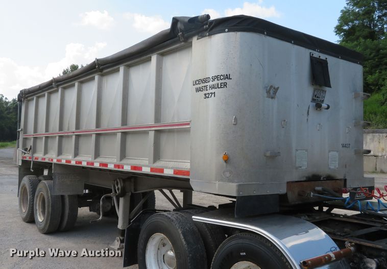 image for item DE8228 1993 East end dump trailer