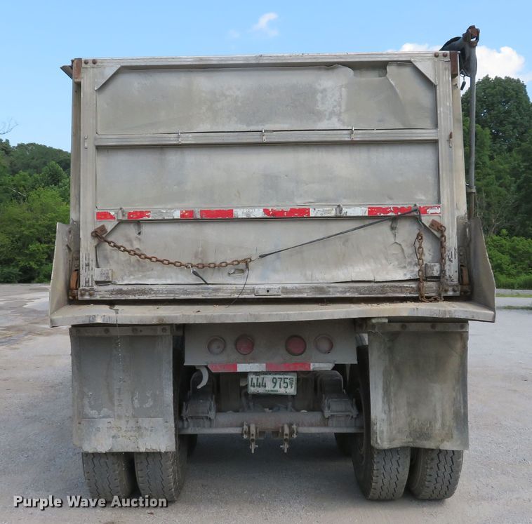 image for item DE8228 1993 East end dump trailer
