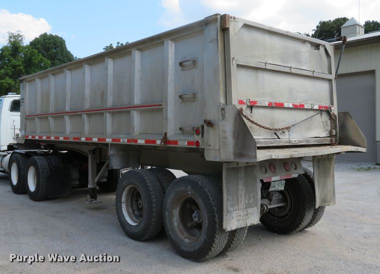 image for item DE8228 1993 East end dump trailer