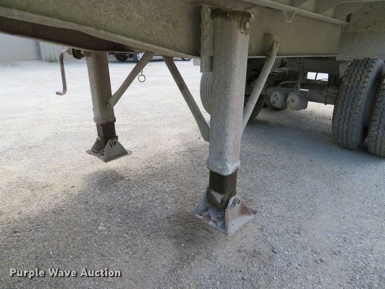 image for item DE8228 1993 East end dump trailer