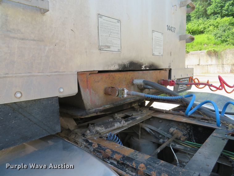 image for item DE8228 1993 East end dump trailer