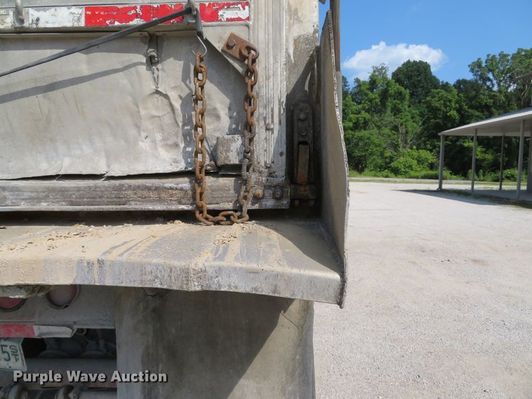 image for item DE8228 1993 East end dump trailer