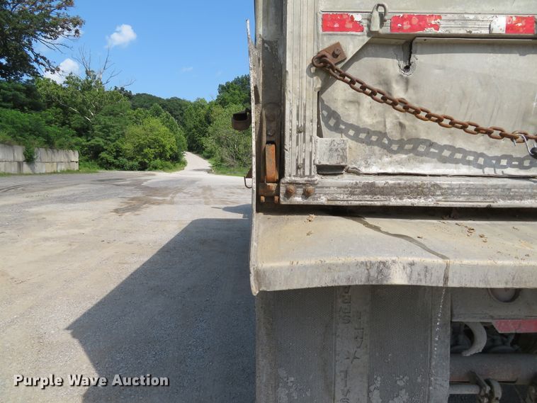 image for item DE8228 1993 East end dump trailer