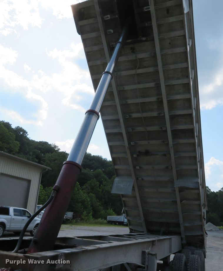 image for item DE8228 1993 East end dump trailer