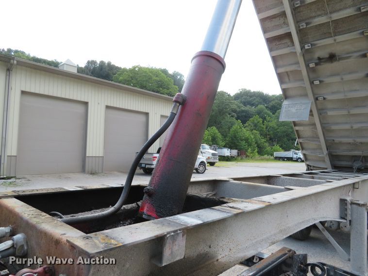 image for item DE8228 1993 East end dump trailer