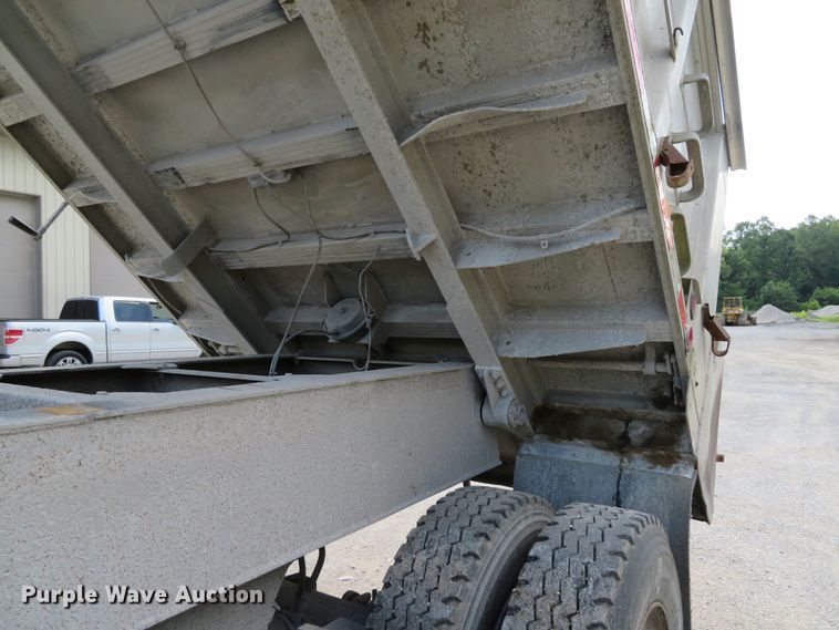 image for item DE8228 1993 East end dump trailer