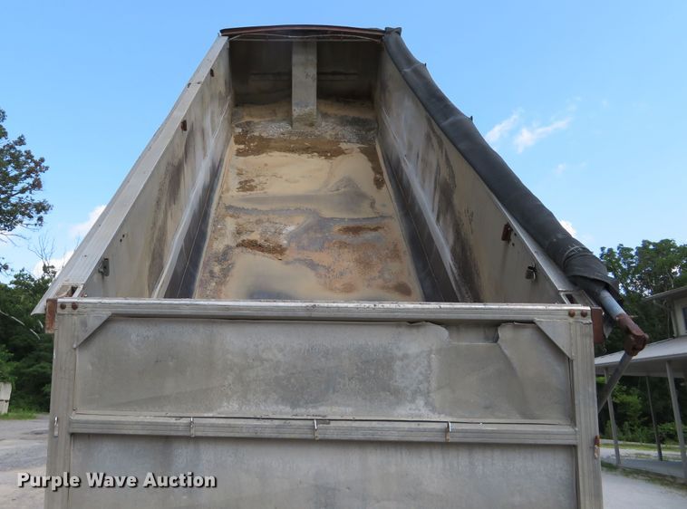 image for item DE8228 1993 East end dump trailer