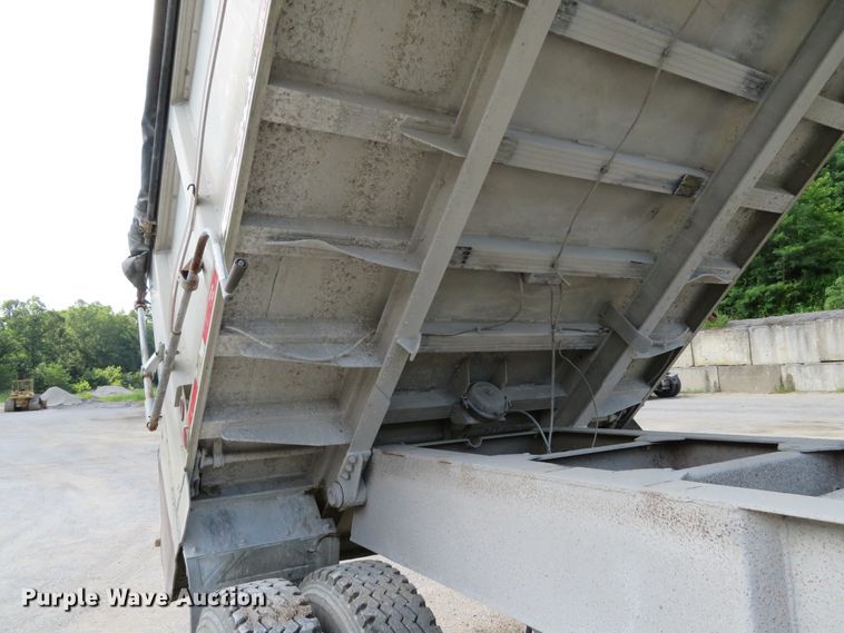 image for item DE8228 1993 East end dump trailer