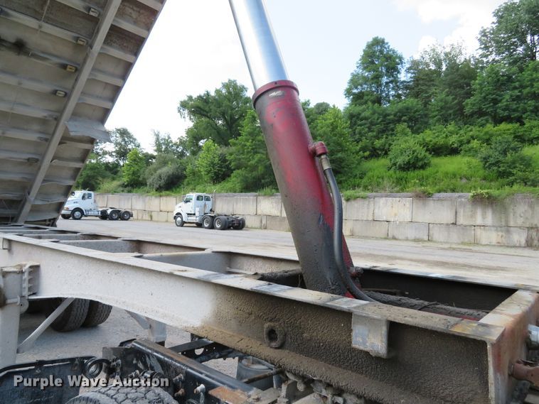 image for item DE8228 1993 East end dump trailer