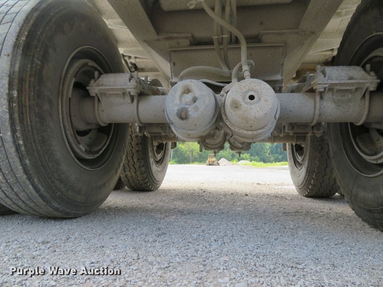 image for item DE8228 1993 East end dump trailer